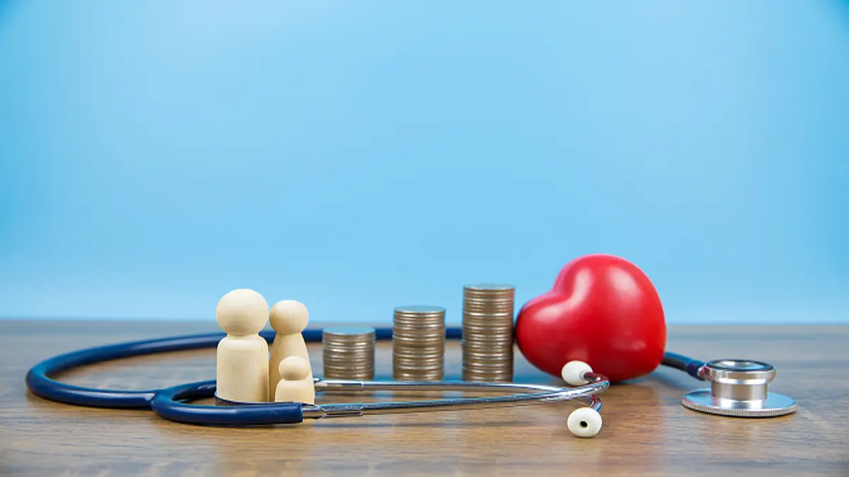Stethoskop mit Herz und Geld als Symbol für Krankenkassen