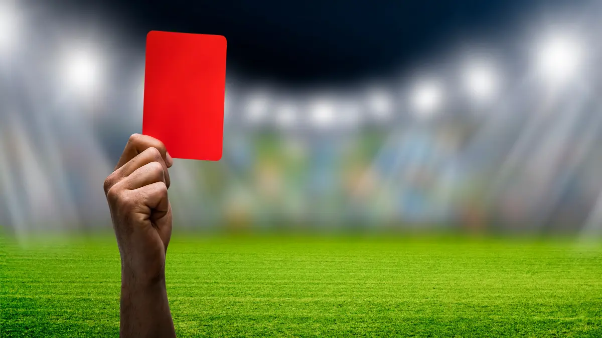 Rote Kart aus dem Fußball symbolisch für SpiFa zeigt GKV-Spitzenverband die „rote Karte“