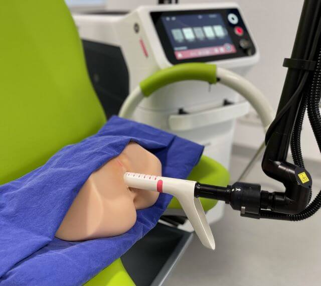 Abb. 1: Vaginale Lasertherapie am Modell