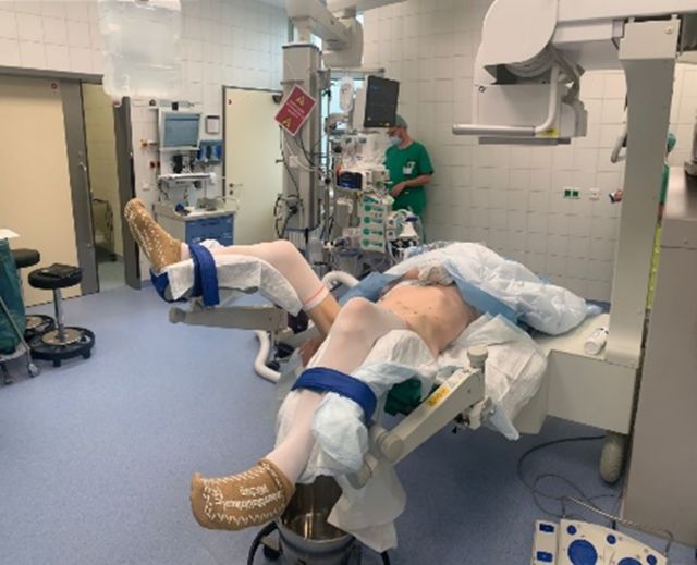 Abb. 1: Lagerung in modifizierter Valdivia Lagerung bei Nephrolithiasis links.