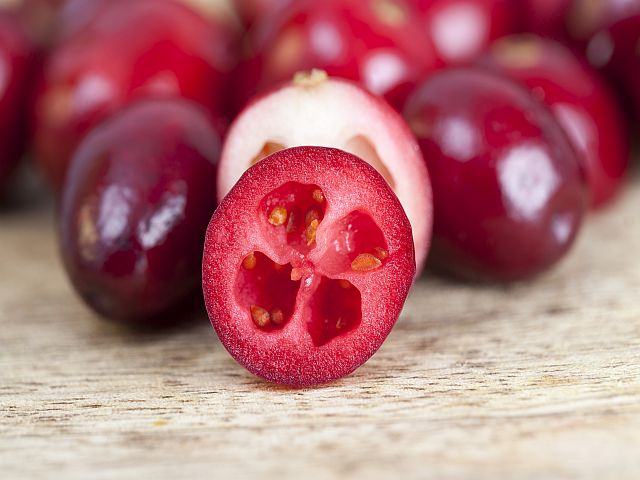 Eine halbierte Cranberry.