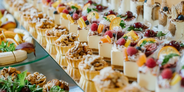Symbolbild, Blick auf ein Dessertbuffet, wie man es typischerweise in einem Buffetrestaurant sieht