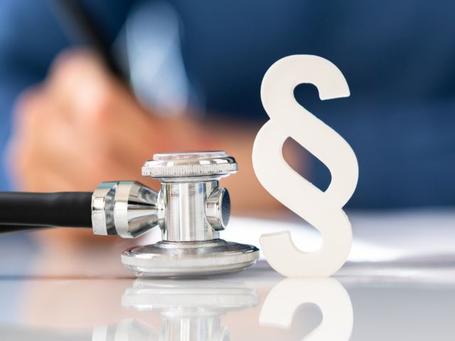 Arzt, Paragraph-Zeichen und Stethoskop