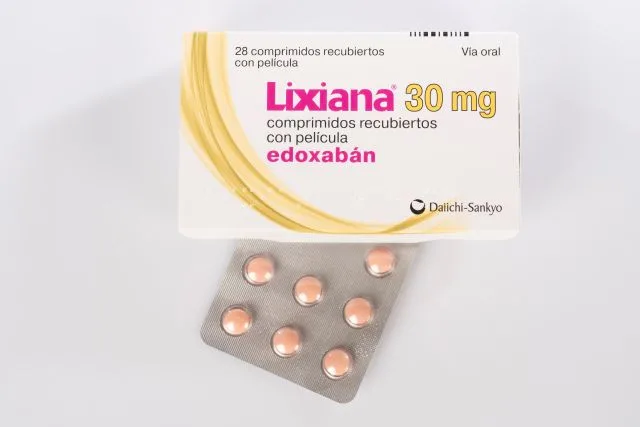 Eine Packung Lixiana 30 mg Tabletten, isoliert auf weißem Hintergrund.