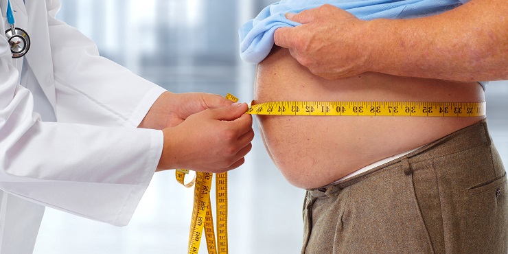 Symbolbild, Arzt misst mit einem Maßband den Bauchumfang eines übergewichtigen Patienten