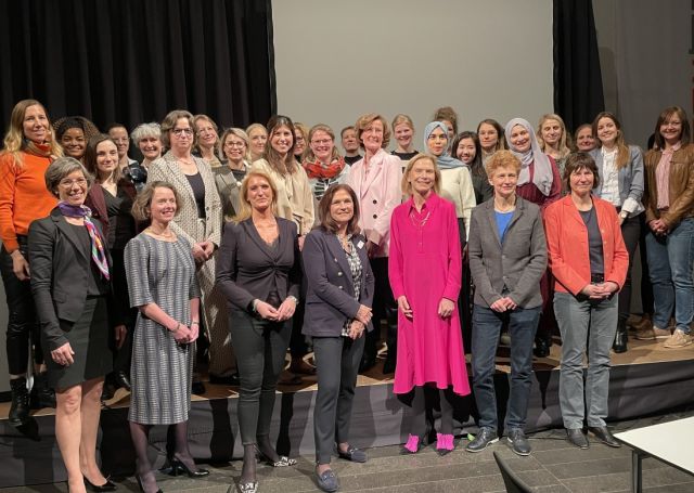 Gruppenbild der Augenchirurginnen mit Referentin Claudia Kleinert