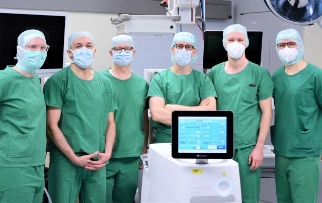 Uni Würzburg: Laser löst Nierensteine auf. Bildunterschrift: Spezialisten für die minimalinvasive Behandlung an der Urologischen Klinik des UKW (von links): Andreas Henning, Prof. Dr. Georgios Gakis, Klinikdirektor Prof. Dr. Hubert Kübler, Dr. Charis Kalogirou, Dr. Andrey Svistunov und Dr. Markus Oelschläger