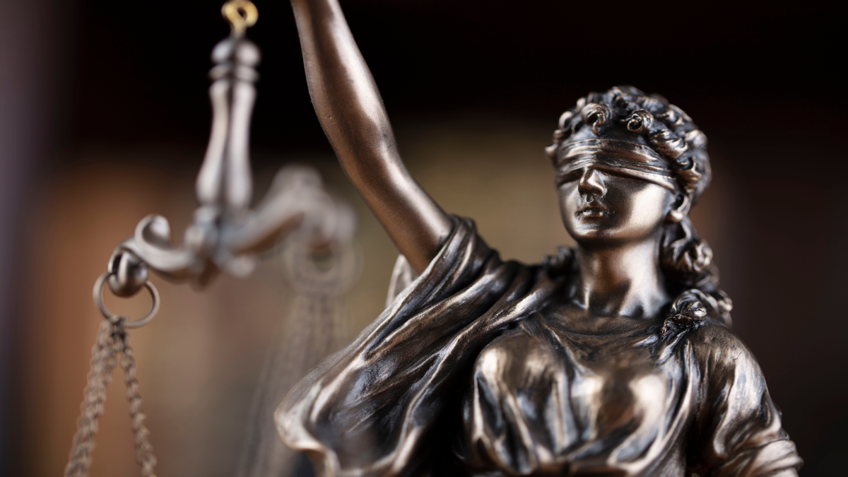 Justitia mit Augenbinde und Wage