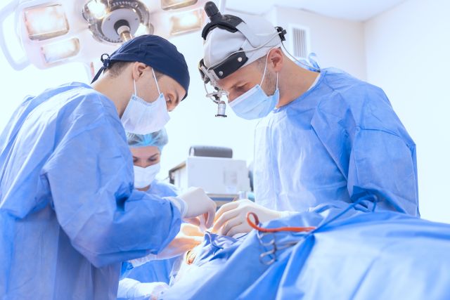 Augenärzte bei Augenoperation