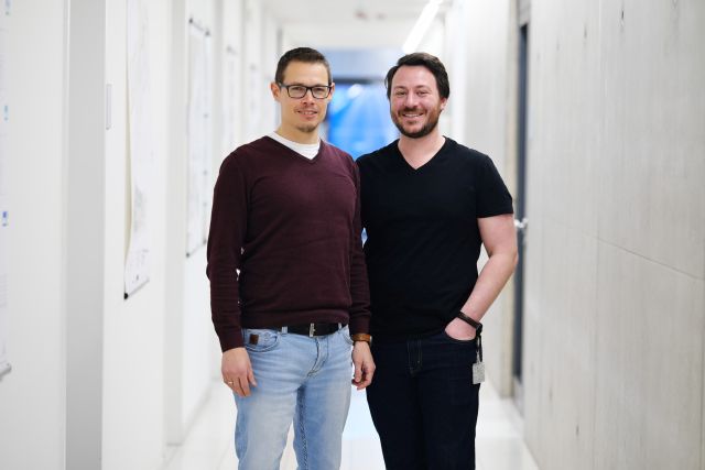 J. Haupenthal und A. Kiefer stehen in einem weißen Flur