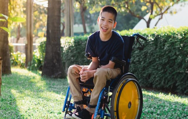 Ein Junge im Rollstuhl. Symbolbild für Muskeldystrophie