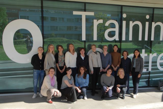 Gruppenbild Augenchirurginnen vor Trainingscenter