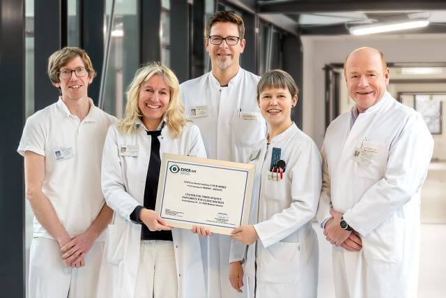 Gruppenbild aus der Bochumer Universitäts-Augenklinik mit Exzellenz-Zertifikat