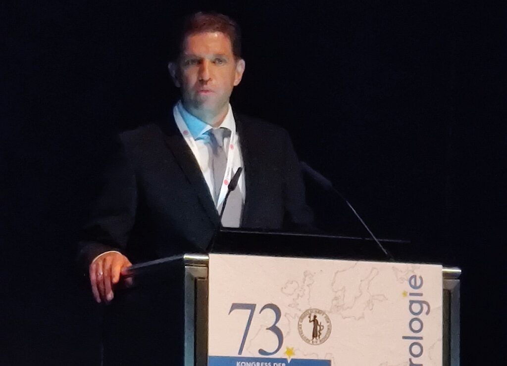 Uretersteine: Dr. Armin Secker rät bei bestimmten Umständen zu einem abwartenden Verhalten und einer engen Überwachung bei der Behandlung von Uretersteinen. (Foto © Reimann)