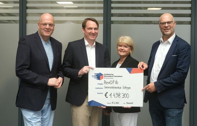 Foto von Prof. Dr. Wolfgang Brück, Prof. Dr. Michael Zeisberg, Dr. Liat Hayardeny-Brück und Prof. Dr. Lutz Ackermann, die den Scheck mit der IBT-Förderung für das Projekt RevOFib zur Bekämpfung der Nierenfibrose erhalten.