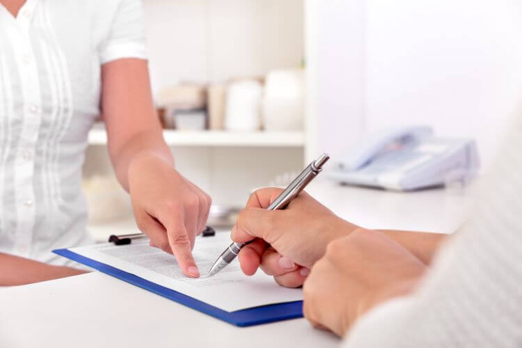 Aufklärung und Berufsrecht: Patientenaufklärung ist nicht nur Pflicht aus dem Behandlungsvertrag. Sie ist auch Berufspflicht (Symbolbil © Adobestock – M.Dörr & M.Frommherz)