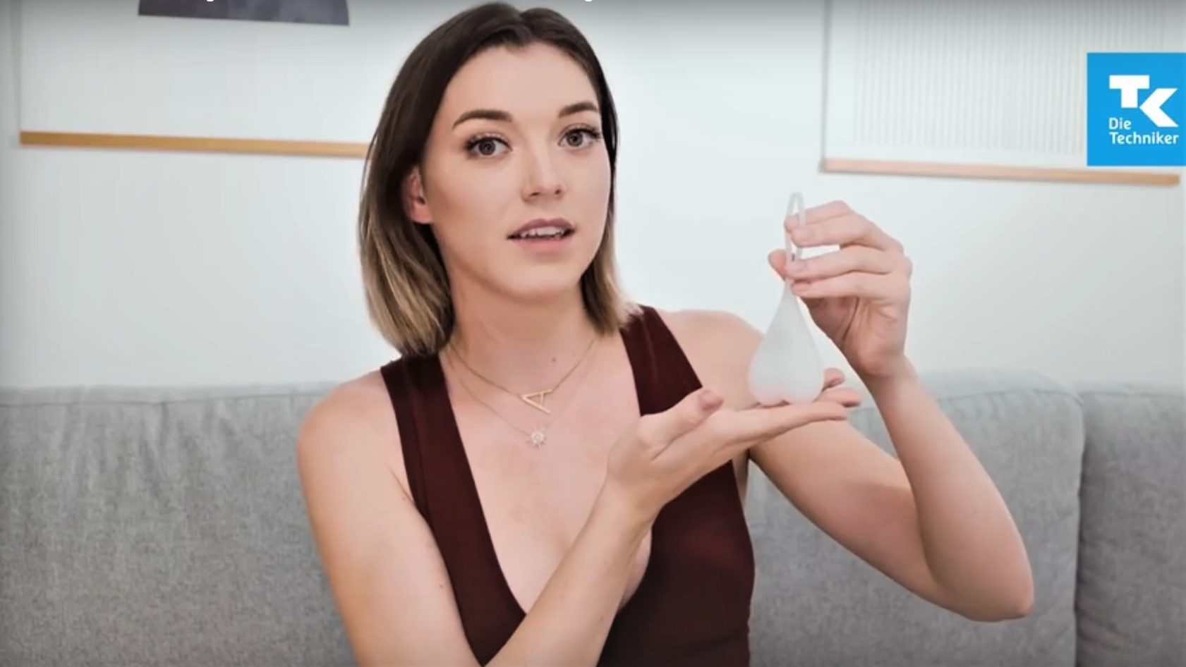 Pornodarstellerin Anny Aurora zeigt am Modell für die Techniker Krankenkasse wie man einen Hoden abtastet.