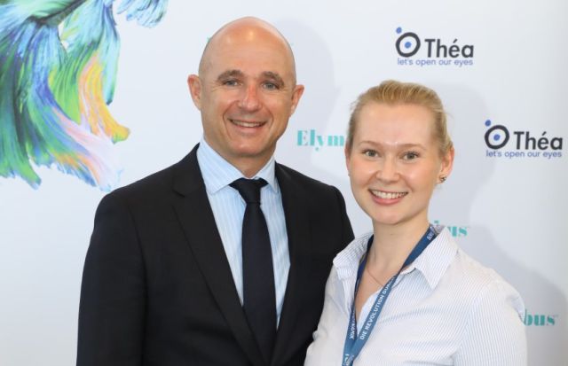 JF Chibret und L Mengesha vor einer Thea-Werbetafel