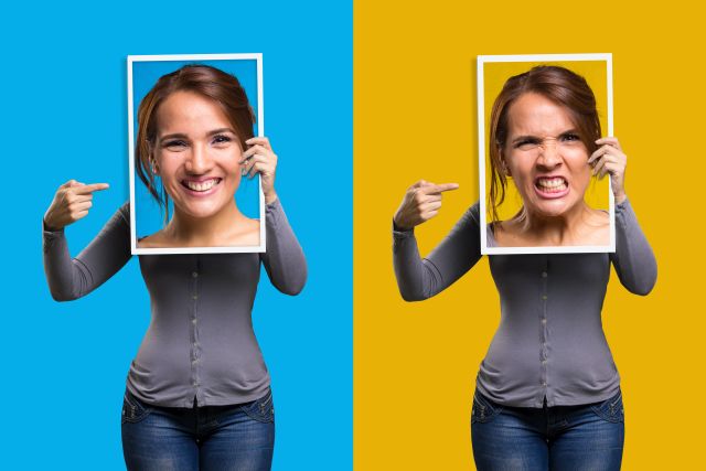 Das Bild zeigt auf der linken Seite eine Frau mit glücklichem Gesichtsausdruck, auf der rechten Seite mit wütendem Gesichtsausdruck. Symbolbild für den Annährungs-Vermeidungs-Versuch in der Studie, mit dem Forschende untersuchten, welchen Einfluss Testosteron auf die Emotionskontrolle hat.