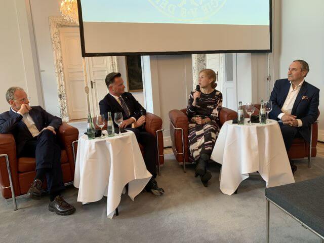 Am Parlamentarischen Abend der DGU referierten (v.l.) Dr. Dominik von Stillfried, Vorstandsvorsitzender Zentralinstitut für die kassenärztliche Versorgung, DGU-Generalsekretär Prof. Maurice Stephan Michel, Johanna Sell, BMG-Abteilungsleiterin, sowie DGU-Präsident Prof. Jürgen E. Gschwend. Foto: Runkel