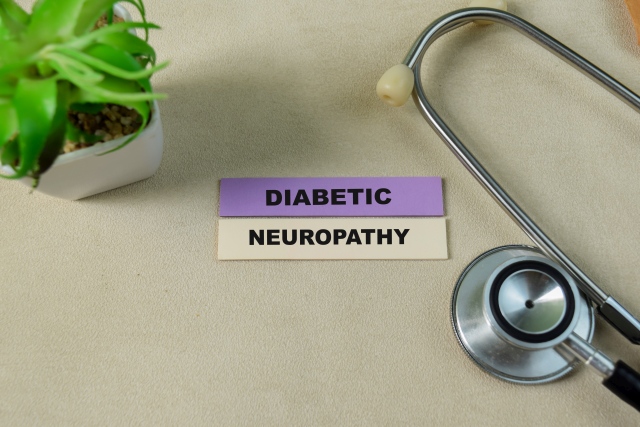 Stethoskop und Schriftzug „Diabetic Neuropathy“, symbolisch für die Auswirkungen von Diabetes auf das Nervensystem und das Herz-Kreislauf-System.