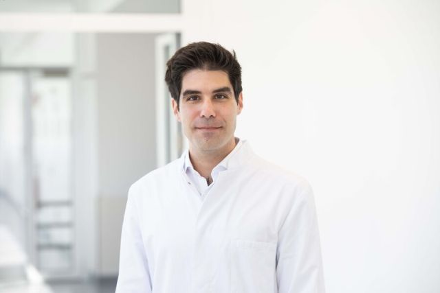 Arzt im weißen Kittel im LMU Klinikum München, Symbolbild für Stress und Herzgesundheit.