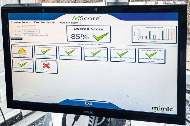 Abb  4: In den Simulationen werden unterschiedliche Fertigkeiten beim Operieren aufgezeichnet, die auch wichtige Sicherheitsaspekte des robotischen Operierens einschließen. Zu sehen ist die die Auswertung einer Übung am an einem Backpack-System.