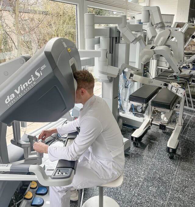 Abb. 3: Eine Konsole außerhalb des Operationssaales ermöglicht ein authentisches Training abseits des operativen Tagesgeschäfts.