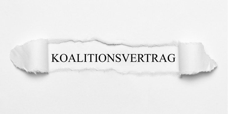 Symbolbild; Schriftzug "Koalitionsvertrag" auf weißem Hintergrund