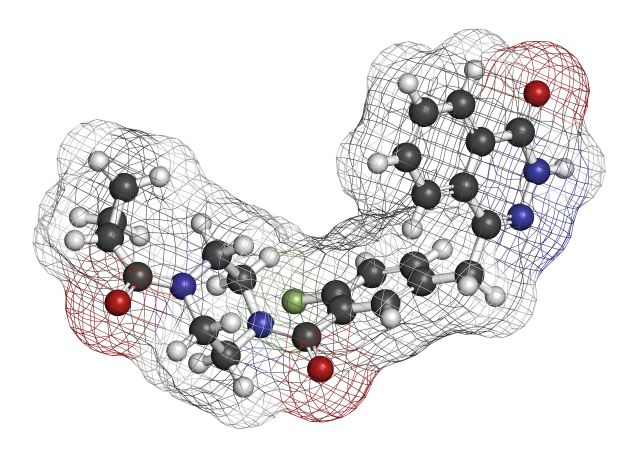 3D-Darstellung einer chemischen Molekülstruktur mit farblich hervorgehobenen Atomen.