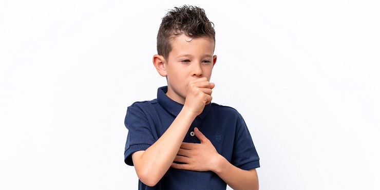 Hustender Junge mit Asthma