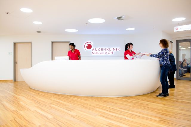 Empfangstresen der Augenklinik Sulzbach