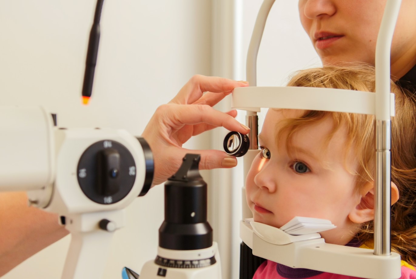 Augenuntersuchung an der Spaltlampe beim Kind