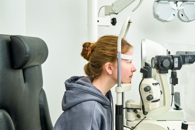 Mädchen bei Untersuchung an der Spaltlampe