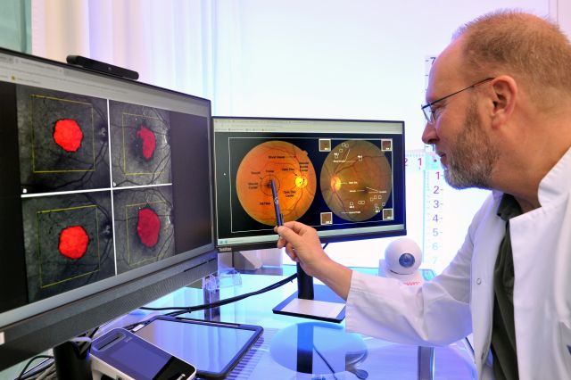 Arzt betrachtet Fundusbilder