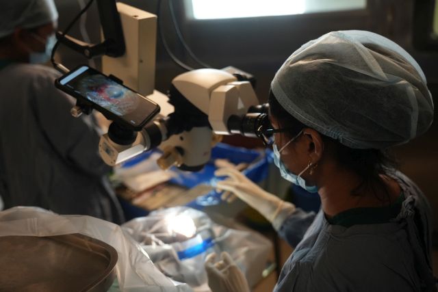 Eine Augenoperation wird mit dem Handy gefilmt