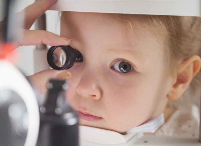 Kind bei Augenuntersuchung