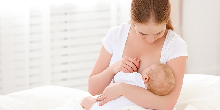 Säugling wird von Mutter gestillt