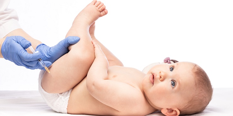 Baby wird in den Oberschenkel geimpft