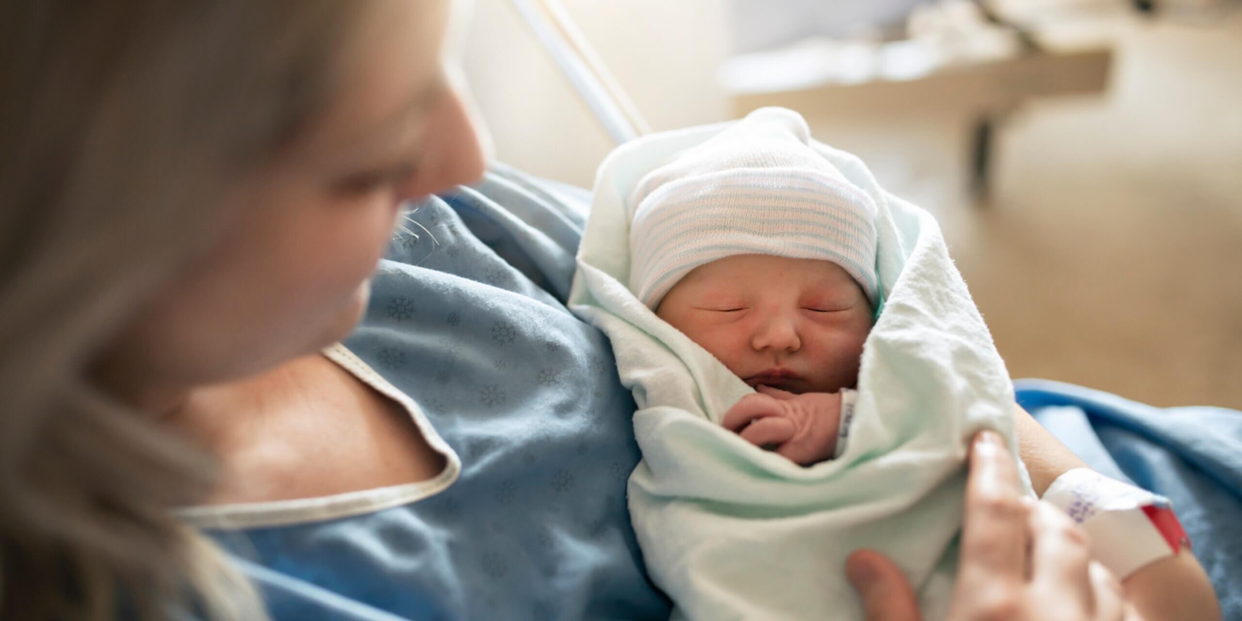 Mutter mit neugeborenem Baby im Krankenhaus