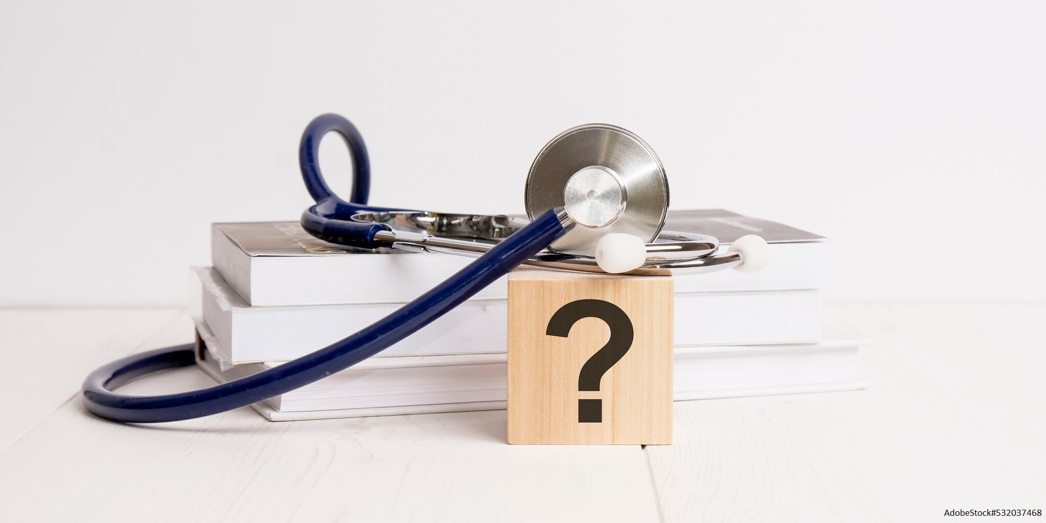 Fragezeichen, Stethoskop und Bücher