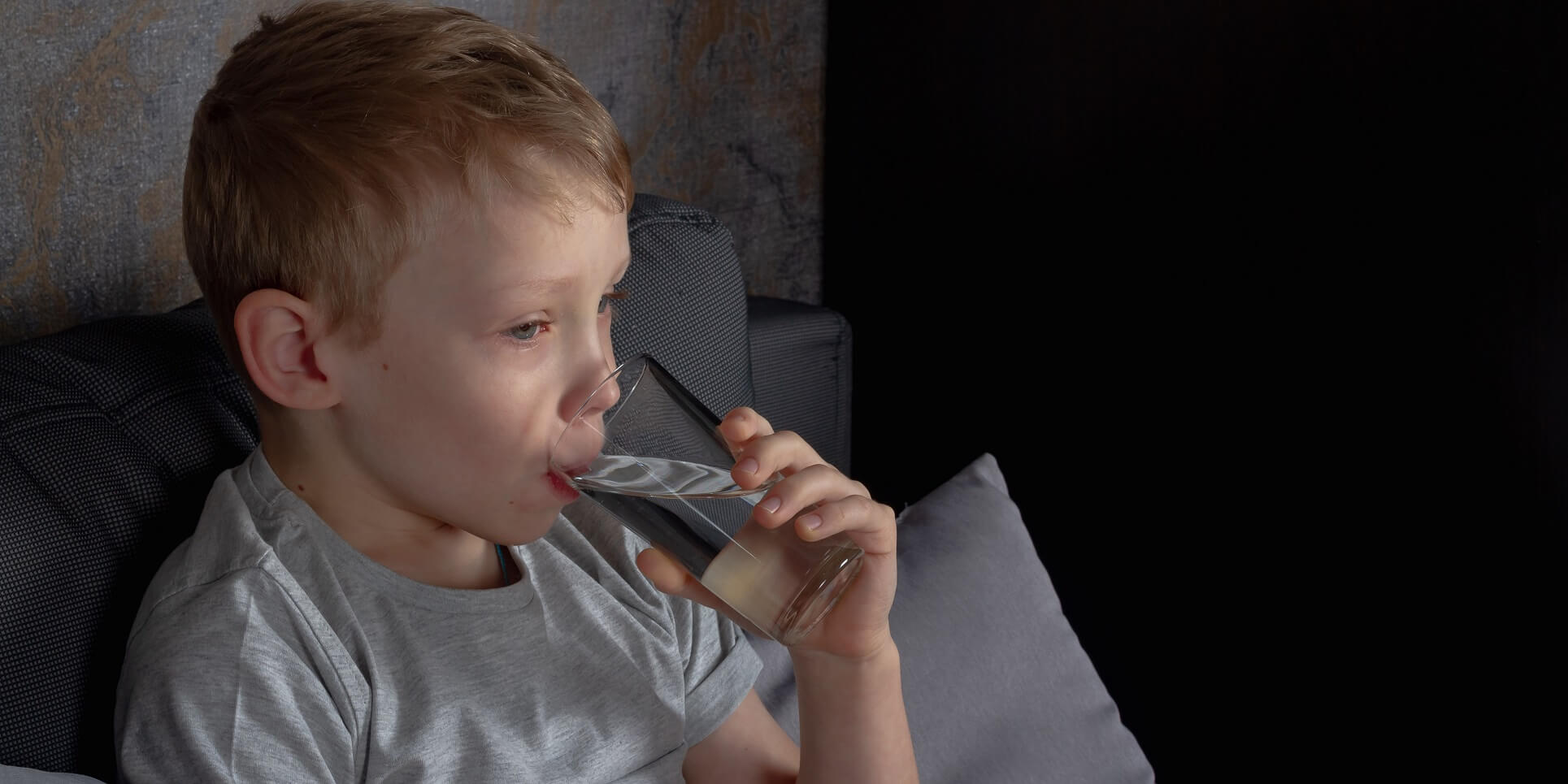 Kind mit Diabetes und Ketoazidose trinkt Wasser