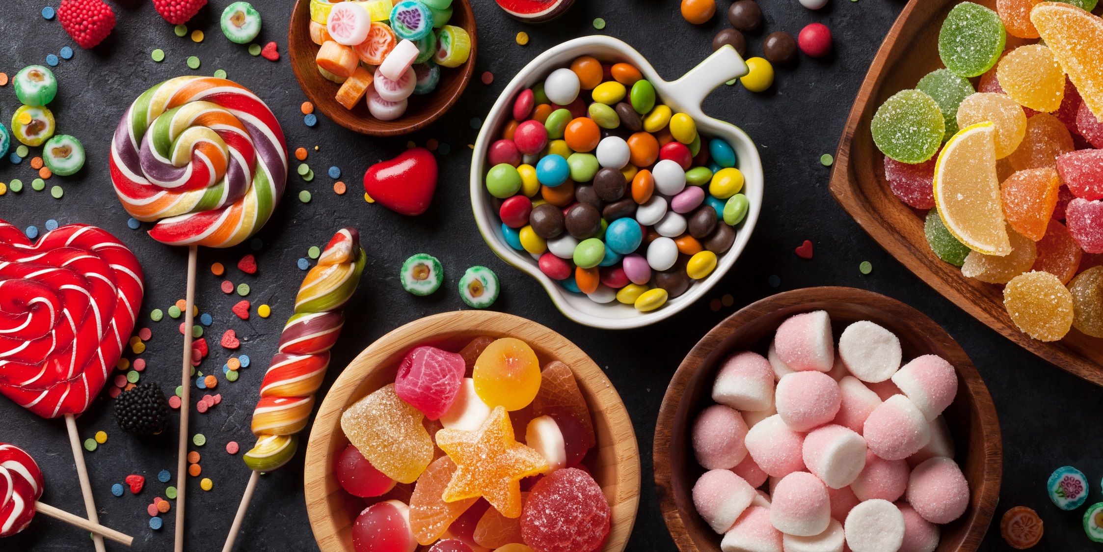 Verschiedene bunte Süßigkeiten und Bonbons