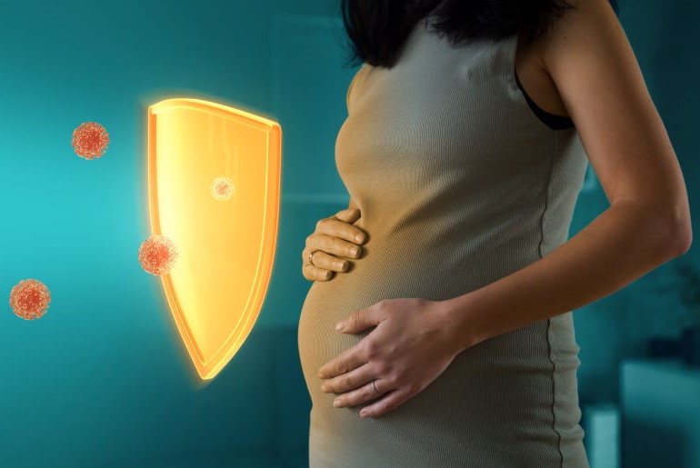 Schwangere mit leuchtendem Schutzschild symbolisiert mütterliche Immunaktivierung während der Schwangerschaft.