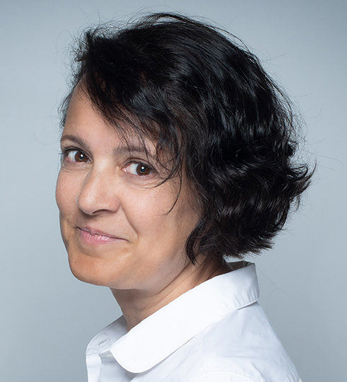 Seitliche Ansicht von kurzem, schwarzem Haar und einem weißen Hemd.