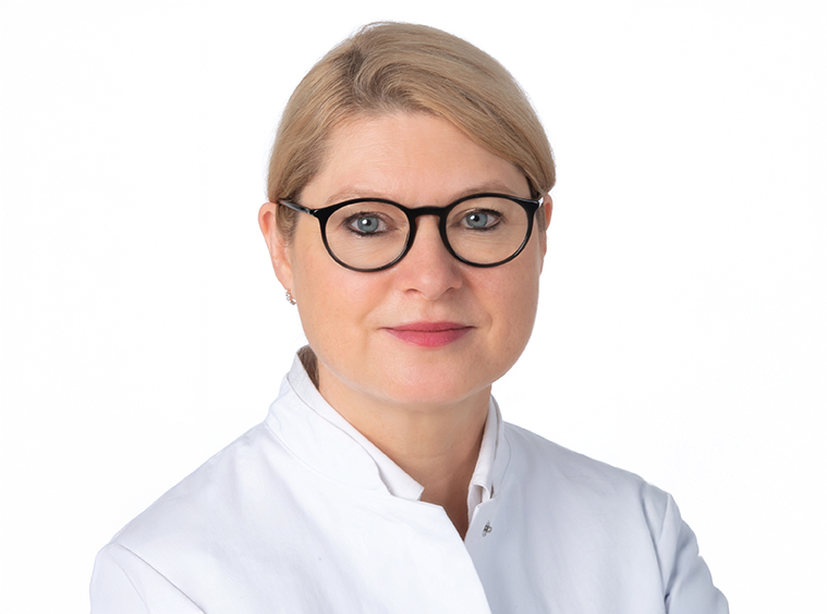 Portrait einer medizinischen Fachkraft in weißem Kittel