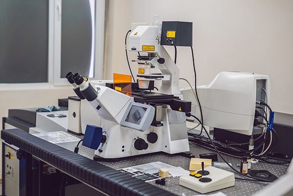 Hochmoderne Bildgebungstechnologie für dermatologische Diagnostik, einschließlich LC-OCT und konfokaler Lasermikroskopie.