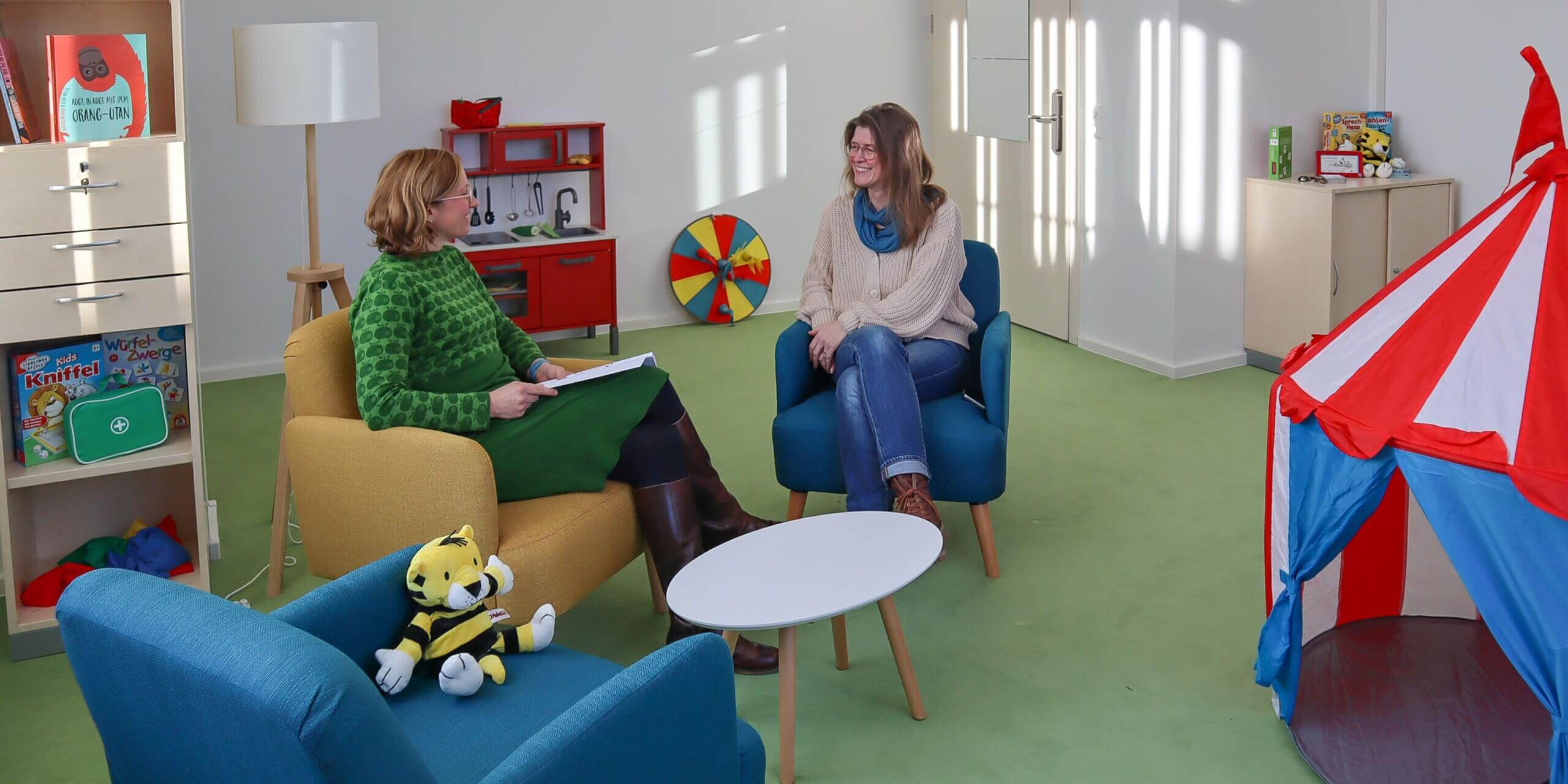 Gesprächssituation in einem Behandlungsraum des ZPKJ Greifswald