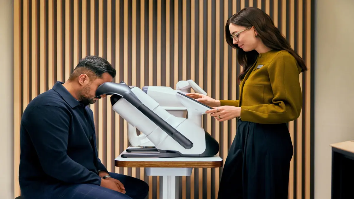 "Augencheck" bei Fielmann: Die tele-ophthalmologische Dienstleistung wird über die Plattform Ocumeda abgewickelt, in die ZEISS nun 10 Mio. Euro investiert. Foto: Fielmann Group