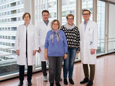 Das Team für Nierentransplantationen an der Universitätsmedizin Göttingen (UMG) mit der Patientin: (v.l.n.r.) Priv.-Doz. Dr. Dr. Gunilla Einecke, Leiterin der Sektion Transplantationsnephrologie in der Klinik für Nephrologie und Rheumatologie, Dr. Björn Wellge, Oberarzt Transplantationschirurgie in der Klinik für Allgemein-, Viszeral- und Kinderchirurgie, Nierentransplantationspatientin Gabriele Reinhardt, Tanja Kleindienst, Transplantationskoordinatorin in der Klinik für Nephrologie und Rheumatologie, Priv.-Doz. Dr. Florian Bösch, Schwerpunktleiter Transplantations- und Sarkomchirurgie in der Klinik für Allgemein-, Viszeral- und Kinderchirurgie. (Foto: UMG/Valentin Kloss)